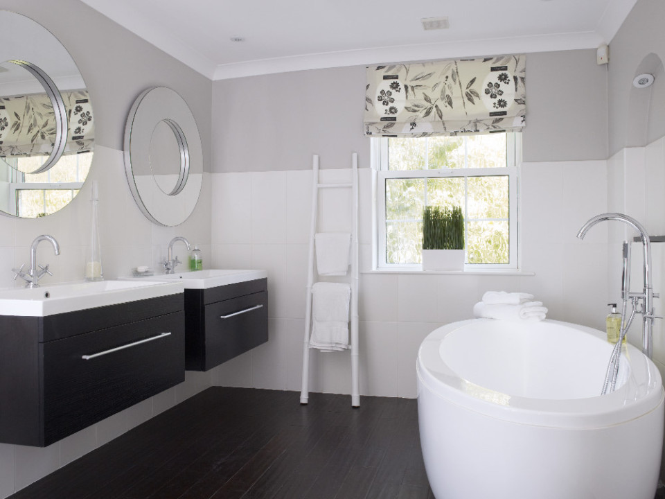 Bright and contemporary bathroom